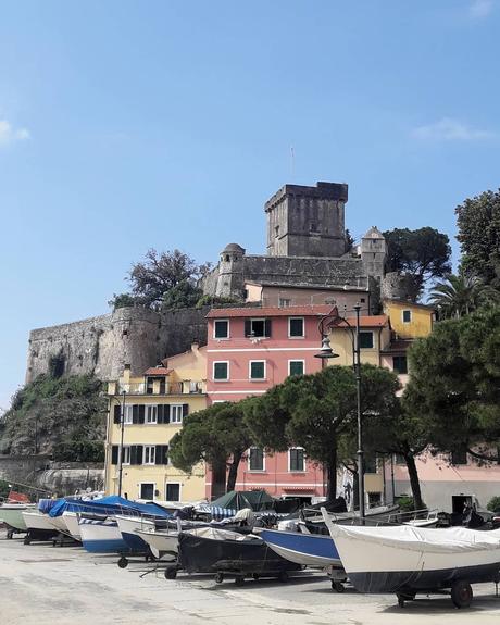 San Terenzo, piccolo Borgo di marinai dove soggiornò Mary Shelley San Terenzo, piccolo Borgo di marinai dove soggiornò Mary Shelley