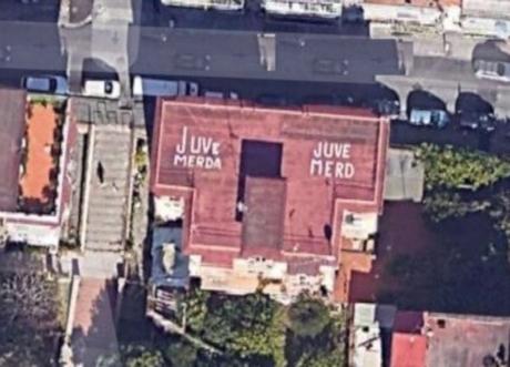 “JUVE M..DA” su un palazzo napoletano: si vede dal satellite juve merda tetto palazzo napoli bagnoli