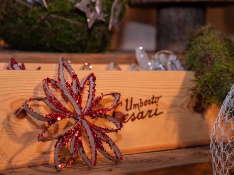 #fioridivenerdì- – – – fiori e oro sulla corona di natale #fioridivenerdì- – – – fiori e oro sulla corona di natale