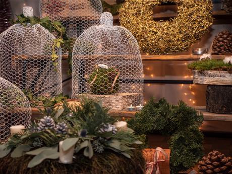 #fioridivenerdì- – – – fiori e oro sulla corona di natale #fioridivenerdì- – – – fiori e oro sulla corona di natale