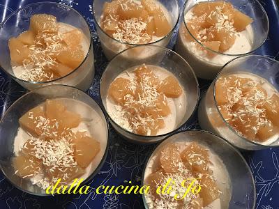 Pannacotta al rum con pere sciroppate e scaglie di cioccolato bianco Pannacotta al rum con pere sciroppate e scaglie di cioccolato bianco