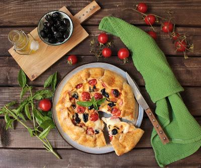 gallette con besciamella, feta, ciliegini e olive gallette con besciamella, feta, ciliegini e olive
