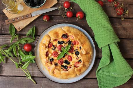 gallette con besciamella, feta, ciliegini e olive gallette con besciamella, feta, ciliegini e olive