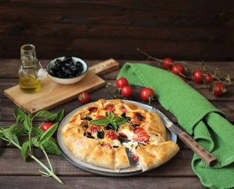 gallette con besciamella, feta, ciliegini e olive gallette con besciamella, feta, ciliegini e olive