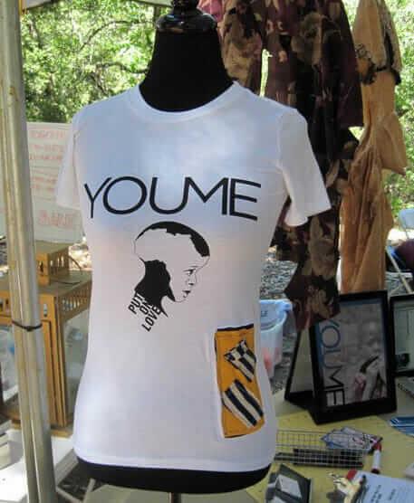 Gli stracci? Una risorsa per aiutare l’Africa con la moda T-shirt made with eco-material and a piece of fabric cut from an African rag