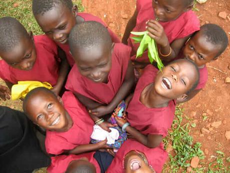 Gli stracci? Una risorsa per aiutare l’Africa con la moda children africa new school uniforms