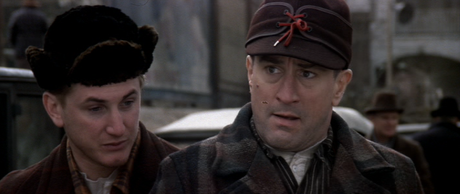 Non siamo angeli è una commedia ispirata al film omonimo di Michael Curtiz, con un De Niro sottotono e un Penn accattivante. Non siamo angeli è una commedia ispirata al film omonimo di Michael Curtiz, con un De Niro sottotono e un Penn accattivante.