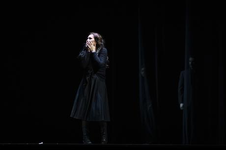 EMMA DANTE E SERENA SINIGAGLIA NELLA CHIAVE VERISTA CHE UNISCE PAGLIACCI E CAVALLERIA RUSTICANA cavalleria_rusticana_santuzza-veronica-simeoni_d4_7263_andrearanzi-studiocasaluci