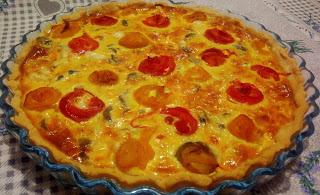 Torta salata di pasta brisé con peperoni, funghetti e taleggio Torta salata di pasta brisé con peperoni, funghetti e taleggio