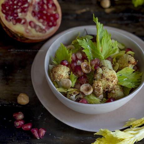 Cavolfiore al forno in insalata con nocciole tostate, sedano, melograno e sciroppo d’acero cavolfiore-arrosto-in-insalata-con-melograno-nocciole-sedano-ricetta-facile-contorno-leggero-contemporaneo-food