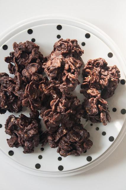 Rose del deserto al cioccolato, i dolcetti con corn flakes senza cottura Rose del deserto al cioccolato, i dolcetti con corn flakes senza cottura