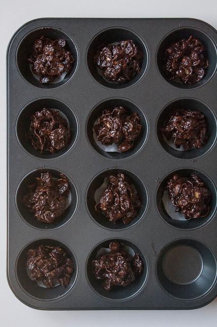 Rose del deserto al cioccolato, i dolcetti con corn flakes senza cottura Rose del deserto al cioccolato, i dolcetti con corn flakes senza cottura