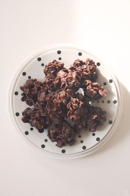 Rose del deserto al cioccolato, i dolcetti con corn flakes senza cottura Rose del deserto al cioccolato, i dolcetti con corn flakes senza cottura