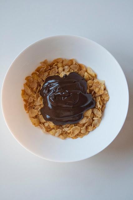 Rose del deserto al cioccolato, i dolcetti con corn flakes senza cottura Rose del deserto al cioccolato, i dolcetti con corn flakes senza cottura