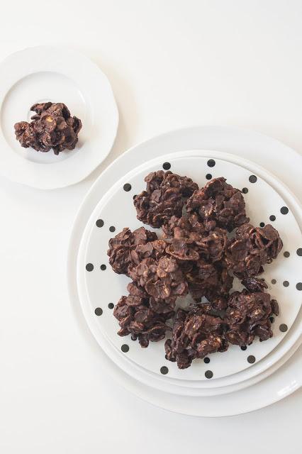Rose del deserto al cioccolato, i dolcetti con corn flakes senza cottura Rose del deserto al cioccolato, i dolcetti con corn flakes senza cottura