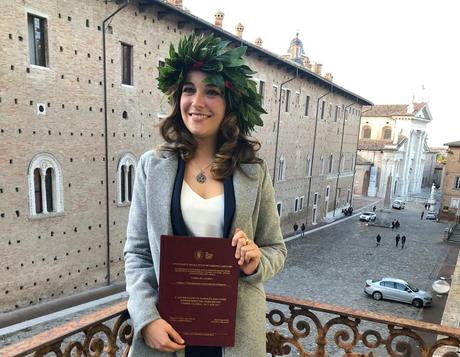 Angela, 110 e lode con una tesi sulla pubblicità in napoletano: “Voglio costruire qualcosa di bello per la mia terra” angela milano