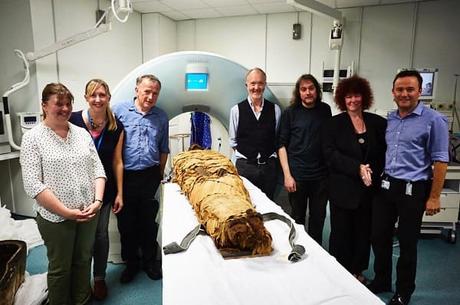 Antica mummia egiziana “parla” per la prima volta dopo 3000 anni Squadra Talking Mummy