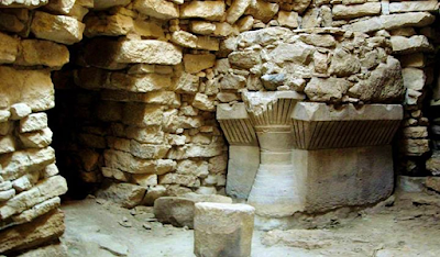 Archeologia della Sardegna. L’altare del nuraghe Su Mulinu di Villanovafranca e il mistero della corona piumata. Articolo di Gustavo Bernardino Archeologia della Sardegna. L’altare del nuraghe Su Mulinu di Villanovafranca e il mistero della corona piumata. Articolo di Gustavo Bernardino