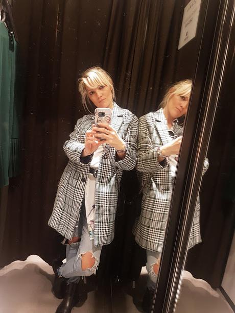 outfit cappotto a quadri jeans strappati outfit jeans strappati come abbinare i jeans strappati abbinamento jeans strappati idee outfit jeans strappati outfit casual outfit febbraio 2020 mariafelicia magno fashion blogger colorblock by felym fashion bloggers italy Italian fashion bloggers destroyed jeans how to wear destroyed jeans abbinare il cappotto a quadri outfit cappotto a quadri selfie allo specchio outfit casual invernale outfit cappotto jeans e cappotto abbinamento jeans e cappotto mariafelicia magno fashion blogger colorblock by felym fashion blogger italiane outfit febbraio 2020 fashion bloggers italy italian fashion bloggers