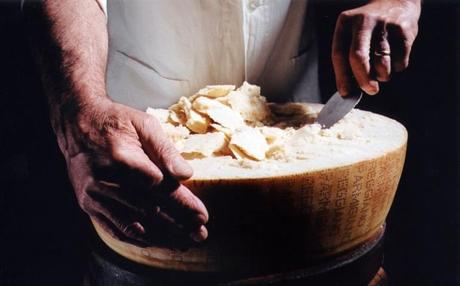 A Reggio Emilia il primo corso per diventare casaro del Parmigiano Reggiano. Ah, è gratuito A Reggio Emilia il primo corso per diventare casaro del Parmigiano Reggiano. Ah, è gratuito