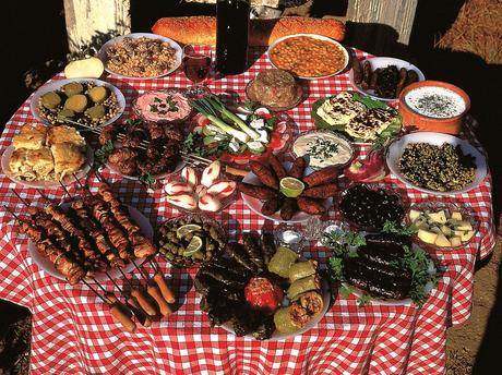 Un viaggio alla scoperta dei sapori, dei profumi e delle dolcezze della cucina cipriota. Un viaggio alla scoperta dei sapori, dei profumi e delle dolcezze della cucina cipriota.