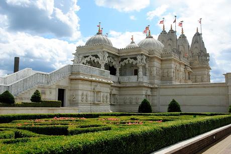 Neasden Temple o Shry Swaminarayan Mandir, il tempio Indiano a Londra. Neasden Temple o Shry Swaminarayan Mandir, il tempio Indiano a Londra.