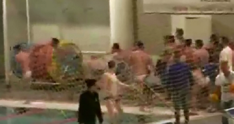 Video. Rissa al termine del match di pallanuoto: telecronista rimasto gravemente contuso pallanuoto