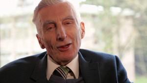 La vita intelligente extraterrestre snobbata dai Governi L'ASTRONOMO DI CORTE, LORD MARTIN REES