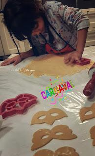 BISCOTTI DI CARNEVALE CON FROLLA AL MASCARPONE BISCOTTI DI CARNEVALE CON FROLLA AL MASCARPONE