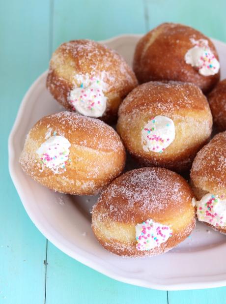 Bomboloni ripieni di chantilly al liquore Strega Bomboloni ripieni di chantilly al liquore Strega