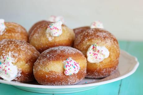 Bomboloni ripieni di chantilly al liquore Strega Bomboloni ripieni di chantilly al liquore Strega