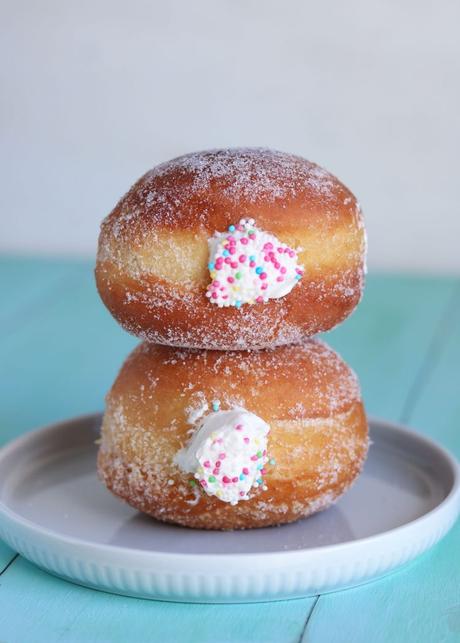 Bomboloni ripieni di chantilly al liquore Strega Bomboloni ripieni di chantilly al liquore Strega