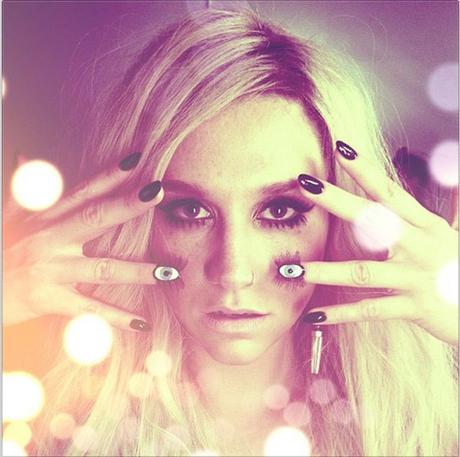 tendenza unghie occhio eyeball manicure eyeball nail art tendenza unghie unghie occhi tendenze unghie 2020 beauty tips consigli beauty mariafelicia magno fashion blogger color block by felym fashion blogger italiane