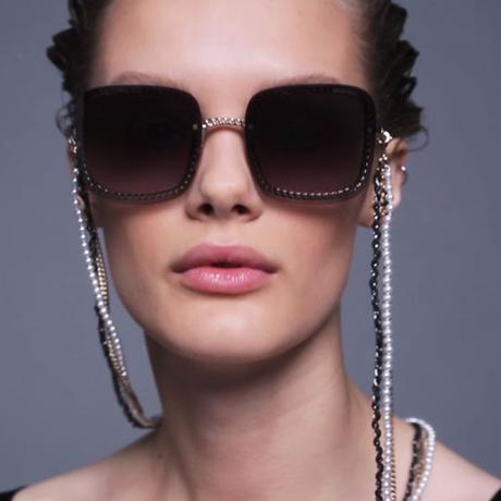 occhiali da sole con catena occhiali con catena tendenza occhiali con catena occhiali estate 2020 chain sunglasses strap mariafelicia magno fashion blogger color block by felym fashion blogger italiane fashion blog italiani italian fashion bloggers