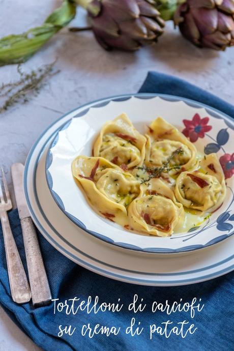 Tortelloni di carciofi su crema di patate e prosciutto croccante: isolamento. Tortelloni di carciofi su crema di patate e prosciutto croccante: isolamento.