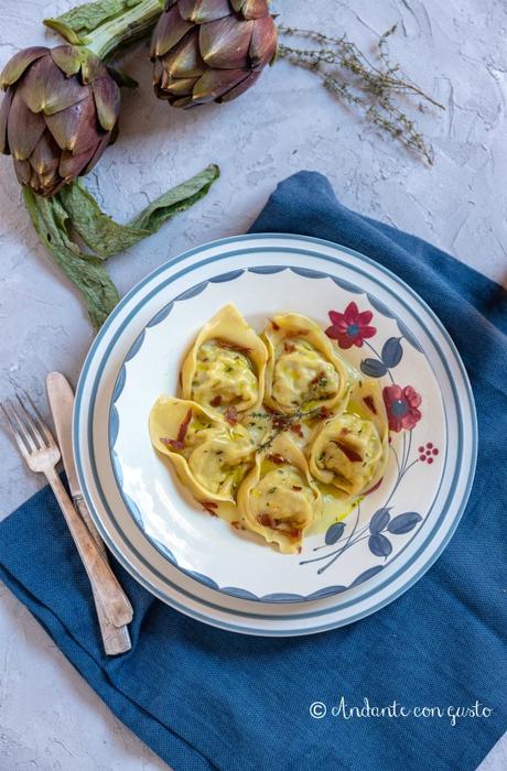 Tortelloni di carciofi su crema di patate e prosciutto croccante: isolamento. Tortelloni di carciofi su crema di patate e prosciutto croccante: isolamento.