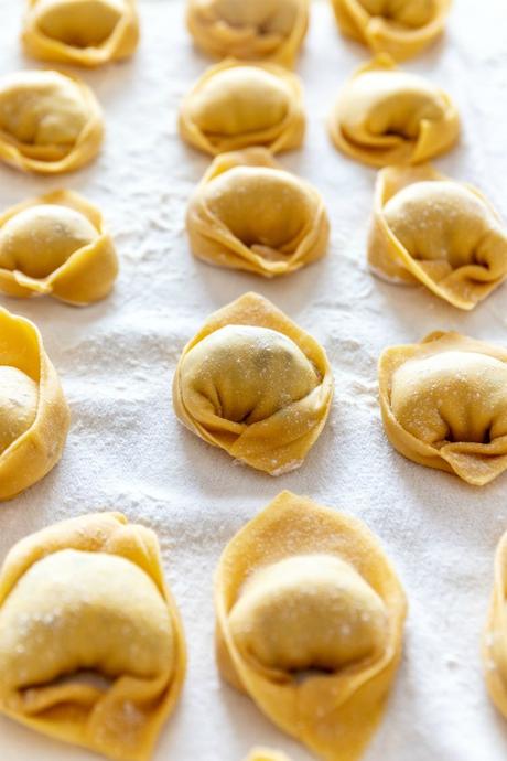 Tortelloni di carciofi su crema di patate e prosciutto croccante: isolamento. Tortelloni di carciofi su crema di patate e prosciutto croccante: isolamento.