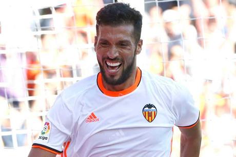 Roma, addio Smalling: spunta Garay Ezequiel Garay giocatore del Valencia