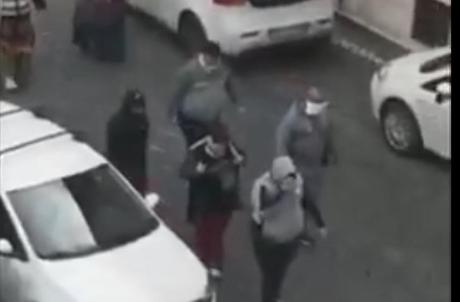 Quartieri di Roma in mano a bande di ladri e predoni. Un video mentre svaligiano Quartieri di Roma in mano a bande di ladri e predoni. Un video mentre svaligiano