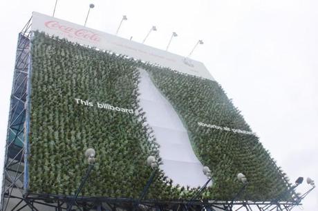 Il billboard ecologico di Coca Cola che assorbe l’inquinamento nell’aria