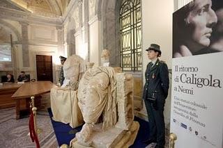 Ritrovata dalla Guardia di Finanza una statua di Caligola sul trono: tornerà a Nemi