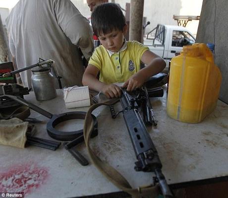 Guerra in Libia, le foto choc: usano i bambini contro il Raìs