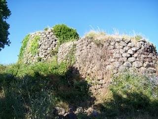 ARCHEOLOGIA SARDA  - NURAGHI: TEMPLI O FORTEZZE?