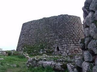 ARCHEOLOGIA SARDA  - NURAGHI: TEMPLI O FORTEZZE?