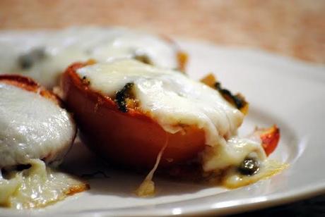 Pomodori rossi gratinati in forno con mozzarella di bufala