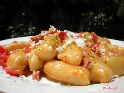 Gnocchi di patate e fave con mortadella e pistacchi