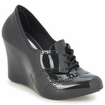 La moda è di plastica.