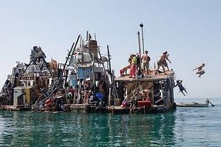 Arte, attivismo, materiali di scarto: i vascelli pirata di Swoon