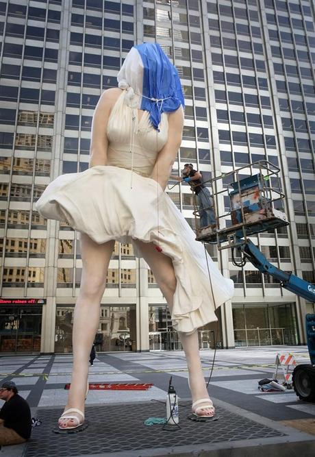 Foto: La statua di Marilyn Monroe, alta 26 metri nel centro di Chicago