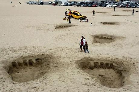 Impronte giganti sulla spiaggia